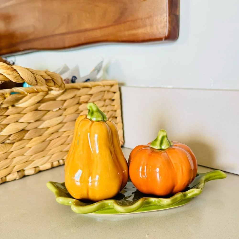 VINTAGE ANTHROPOLOGIE Gold Yellow Orange Pumpkin Squash Salt Pepper Shaker Plate
